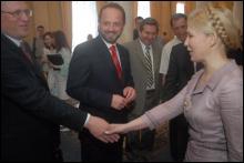 Юлія Тимошенко вітається з Романом Зваричем. Вона сподівається, що ”Наша Україна” відмовиться від кандидатури Петра Порошенка на посаду голови Верховної Ради