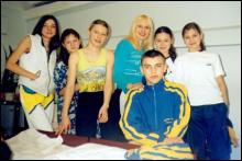 Кандидаты в мастера спорта по конькобежному бегу Аня Светненко (третья слева) с товарищами во время чемпионата Украины в Киеве. 2005 год