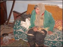 70-річна Олександра Карпюк (на фото) живе у хаті без світла і газу на околиці Здолбунова зі старшою на рік сестрою Галиною