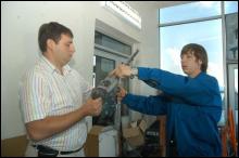 Інженер сервісного центру ”Альцест” Олександр Зозуля (праворуч) показує клієнтові перфоратор для свердління великих отворів у бетоні