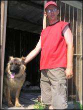 Владелец ужгородской гостиницы для собак Руслан Ключевский показывает своего постояльца овчарку Багиру