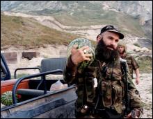 Чеченський бойовик Шаміль Басаєв несе кавун своїм солдатам біля селища Зібухаре в Дагестані. Фото 1999 року
