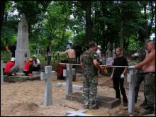Члени організацій ”Національний Альянс”, ”Пласт” та ”Молода Просвіта” встановлюють нові хрести на цвинтарі вояків УНР біля Кракова