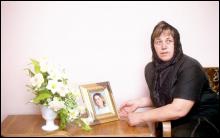 Ганна Топольницька у своїй самбірській квартирі біля портрета вбитої доньки Оксани
