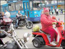 На мотоциклі Мирослави Буренко замість номерного знака напис: ”Осторожно, бабушка!”