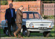 Президент Росії Володимир Путін  (праворуч) показує Джорджу Бушу свій перший автомобіль