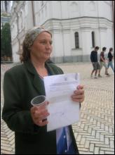 Світлана Старостенко просить милостиню на сходах Трапезного храму в Києво-Печерській лаврі