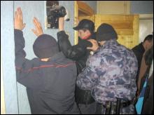 Оперативники Івано-Франківська під час різдвяних свят 2006 року затримують квартирних злодіїв — заїжджих гастролерів