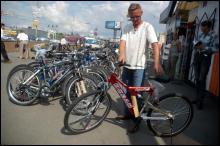 Продавец Александр Галицкий на хозяйственном рынке ”Петровка” показывает велосипед ”Океан” за 650 гривен