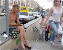 На лівому плечі Олександра витатуйований еполет — знак бунтівної натури. А на спині — Голгофа