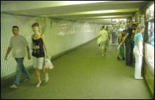 Кияни не бачили пустої стіни вздовж переходу на Контрактовій років зо п’ять