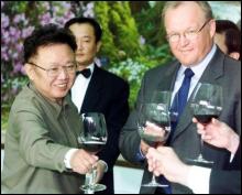 Кім Чен Ір відомий своєю небайдужістю до хорошого спиртного. Північно-корейський лідер (ліворуч) на зустрічі зі шведським прем’єр-міністром Гораном Перссоном у 2001 році