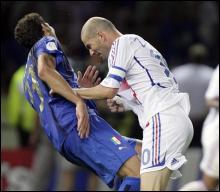 Зинедин Зидан бьет Марко Матерацци головой в грудь за оскорбление в матче Франция—Италия