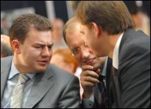 Министр транспорта и связи Виктор Бондар (слева), министр экономики Арсений Яценюк и министр по вопросам молодежи и спорта Юрий Павленко — самые молодые в правительстве Еханурова