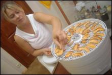 Менеджер фирмы ”Изидри” Оксана Молодик показывает, как готовятся яблоки в сушильном аппарате