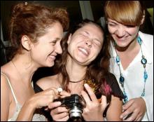 Российские актрисы Виктория Исакова, Елена Лядова и Анна Уколова фотографируются в севастопольском кинотеатре ”Победа”