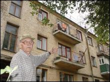 Іван Попов показує на балкон третього поверху, з якого випав Василь Ліхванчук