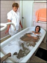 Тернополянка приймає пивну ванну в санаторії ”Медобори” в селі Конопківка Теребовлянського району Тернопільщини