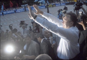 Після обрання прем’єром Віктор Янукович вийшов привітати своїх прихильників