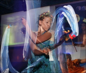 Во время шоу причесок Лариса Кошик с прической в восточном стиле ”Девушка из сна” танцует в ужгородском ночном клубе ”Эйла” 
