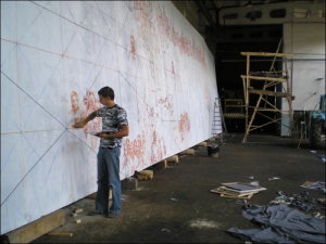 В бывших тракторных мастерских под Богородчанами на Прикарпатье Роман Бончук рисует картину ”Хроники Украины”