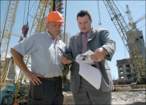 Александр Шушвал (справа) проверяет как идут строительные работы на улице Бальзака на столичной Вигуривщине-Троещине