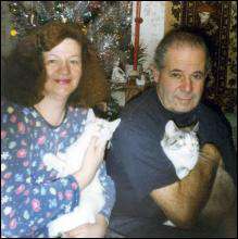 Павло Березань тримає на руках кота Федю, який загинув від струму у ветлікарні. На руках у його дружини — кішка Муся, яка також нещодавно померла. Новий рік-2006