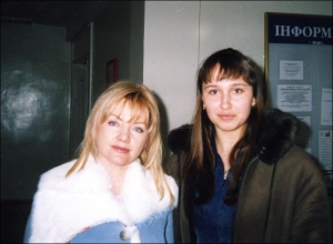 Фото з сімейного альбому. 2005, Олександра Оліфірович (справа) разом з Оксаною Білозір в університеті