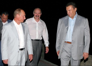 Президент Росії Володимир Путін, президент Білорусі Олександр Лукашенко та український прем’єр Віктор Янукович прогулюються набережною в Сочі