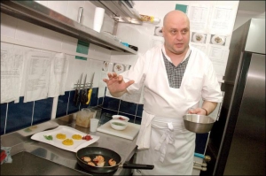 Шеф-повар ресторана ”Панорама” Олег Шихинов готовит королевские креветки на салате из манго