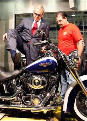 Президент США Джордж Буш відвідав завод із виробництва мотоциклів ”Харлей Девідсон” у місті Йорк