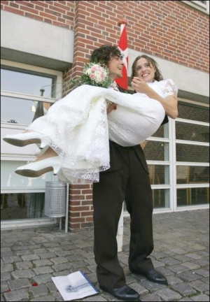 Рене Игнасио Сеа Валенсия и Марен Блидтнер из Германии поженились в датском городе Тондере