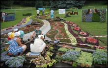 В понедельник в Ландшафтном парке на Печерске в Киеве зеленстроевцы Соломенского района готовят композицию, которая называется ”Картинная галерея на Андреевском спуске”