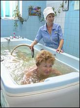 Киевлянка Галина Захаровна в столичной бальнеолечебнице лечится от остеохондроза подводным душем-массажем 