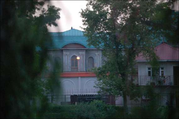 Фасад дома Рината Ахметова вблизи ботанического сада в городе Донецке. Справа – пристройка, где живут охранники Ахметова