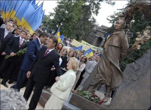 Памятник Вячеславу Черноволу поставили недалеко от парламента.