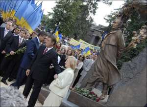 Памятник Вячеславу Черноволу поставили недалеко от парламента.