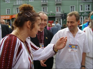 Організаторка ”вишитого рекорду” Галина Кульчинська розмовляє із заступником голови Рівненської облради Валентином Крокою і нардепом-бютівцем Миколою Томенком