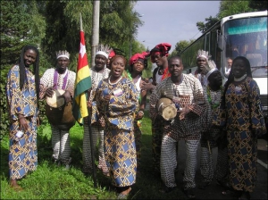 Танцюристи ”Тобаго” в Україні не знімають національного вбрання, щоб міліція не сплутала їх із нелегалами