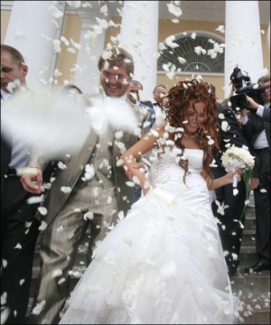 Пономарев и его 20-летняя жена Виктория выходят из Александровского костела