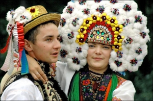 Такой свадебный венок когда-то одевала молодая в Большом Ключе Коломыйского района. Его плели из гусиного пера женщины, у которых хорошо сложилась судьба