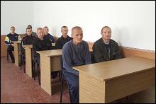 Заключенные  Дарьевской исправительной колонии №10 за новыми партами накануне первого звонка