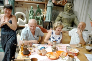 Во львовской мастерской Евгения Безниско хозяин сидит справа, его жена Леся стоит, а в центре гости — Ярослав Гронский и Лилия Маркив