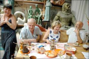 У львівській майстерні Євгена Безніска господар сидить праворуч, його дружина Леся стоїть, а в центрі гості — Ярослав Гронський і Лілія Марків