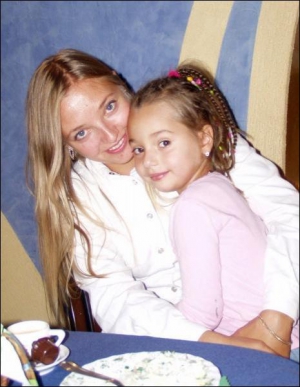 ”Мини-мисс нации” Дария Колибаба сидит на руках у мамы Ольги в ужгородском кафе ”Рио”