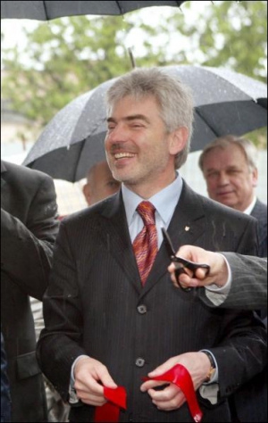 Віктор Матчук під час урочистостей на рівненському заводі ”Газотрон-Люкс” 19 травня 2006 року