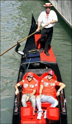 Михаэль Шумахер (на фото справа) и его партнер по команде Фелипе Масса перед «Гран-при Италии» прокатились на гондоле по Венеции