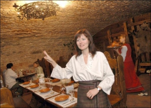 Ярослава Павлюковец посреди зала своего ресторана в Олесском замке около Львова. За посуду для этого заведения хозяйка заплатила полторы тысячи долларов