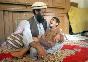 Мохаммед Сагхир с больным 7-летним сыном