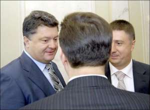 ”Нашоукраїнці” Петро Порошенко та В’ячеслав Кириленко розмовляють із соціалістом Андрієм Деркачем